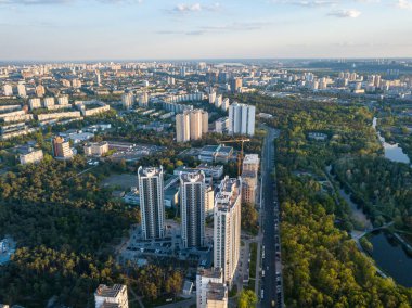 Hava aracı görüntüsü. Kiev 'deki konut binaları. Yaz güneşli bir gün.