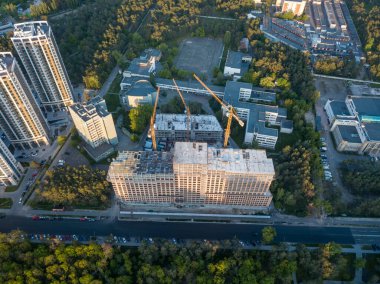 Hava aracı görüntüsü. Bir yerleşim yerinin inşaat alanı.