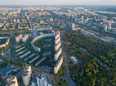 Hava aracı görüntüsü. Kiev 'deki konut binaları. Yaz güneşli bir gün.