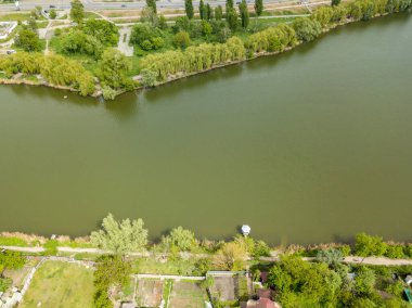 Hava aracı görüntüsü. Şehirdeki gölet.