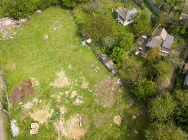 Hava aracı üst görüntüsü. Özel sektör arasında yeşil bir çayır.