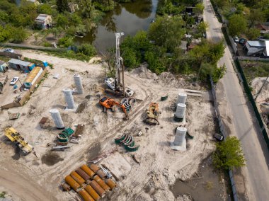 Hava aracı görüntüsü. Kiev 'deki köprü inşaatı.