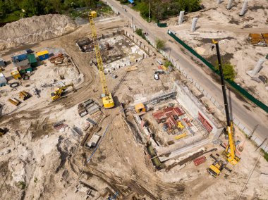 Hava aracı görüntüsü. Kiev 'deki köprü inşaatı.