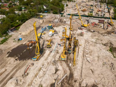 Hava aracı görüntüsü. Kiev 'deki köprü inşaatı.