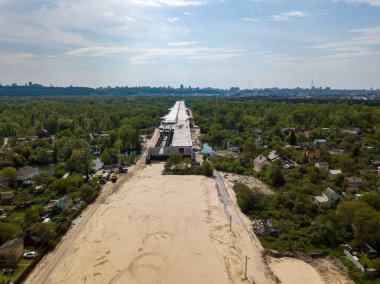 Hava aracı görüntüsü. Kiev 'deki köprü inşaatı.