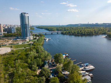 Hava aracı görüntüsü. Kiev 'de güneşli bir günde Dinyeper nehri.