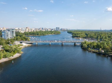 Hava aracı görüntüsü. Kiev 'deki Dinyeper nehri üzerindeki otomobil köprüsü.