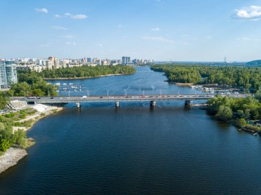 Hava aracı görüntüsü. Kiev 'deki Dinyeper nehri üzerindeki otomobil köprüsü.
