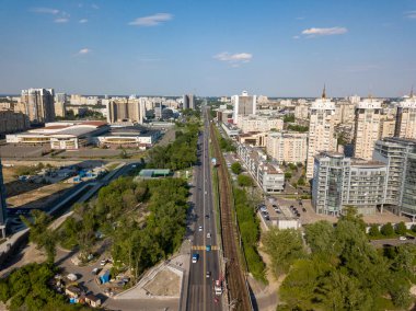 Hava aracı görüntüsü. Kiev 'deki konut binaları. Yaz güneşli bir gün.