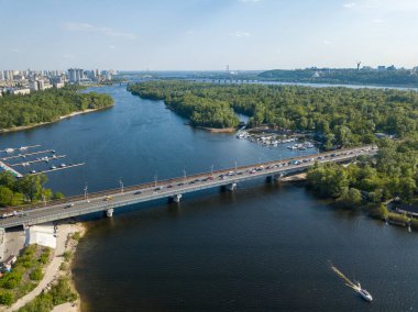 Hava aracı görüntüsü. Kiev 'deki Dinyeper nehri üzerindeki otomobil köprüsü.