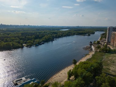 Hava aracı görüntüsü. Kiev 'de güneşli bir günde Dinyeper nehri.