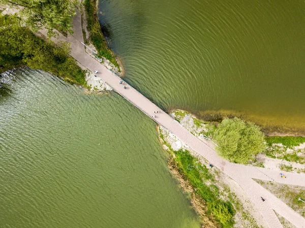 空中ドローンのトップビュー 川を渡る歩行者用橋 — ストック写真