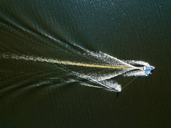 Vista Aérea Drones Acorde Surfando Atrás Barco Rio Dia Ensolarado — Fotografia de Stock