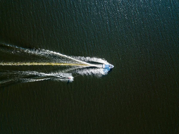 Luchtdrone Zicht Wakker Worden Surfen Achter Een Boot Rivier Een — Stockfoto