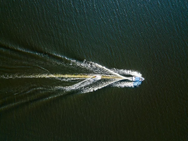 Vue Aérienne Sur Drone Réveillez Vous Surfant Derrière Bateau Sur — Photo