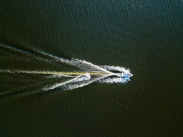 Vista Aérea Drones Acorde Surfando Atrás Barco Rio Dia Ensolarado — Fotografia de Stock