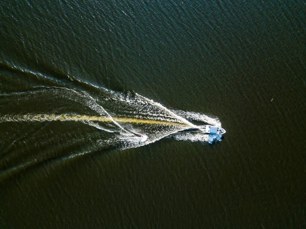 Vista Aérea Drones Acorde Surfando Atrás Barco Rio Dia Ensolarado — Fotografia de Stock