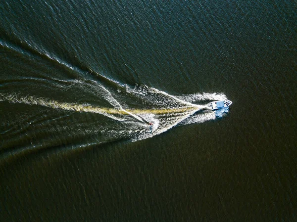 Vista Aérea Drones Acorde Surfando Atrás Barco Rio Dia Ensolarado — Fotografia de Stock