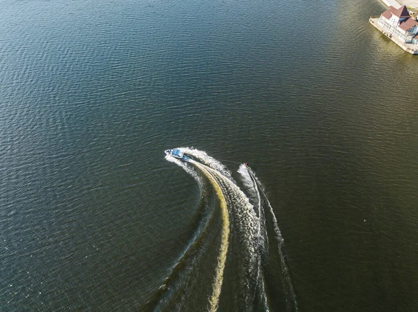 Vista Aérea Drones Acorde Surfando Atrás Barco Rio Dia Ensolarado — Fotografia de Stock