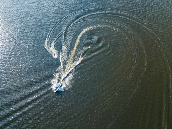 Vista Aérea Drones Acorde Surfando Atrás Barco Rio Dia Ensolarado — Fotografia de Stock