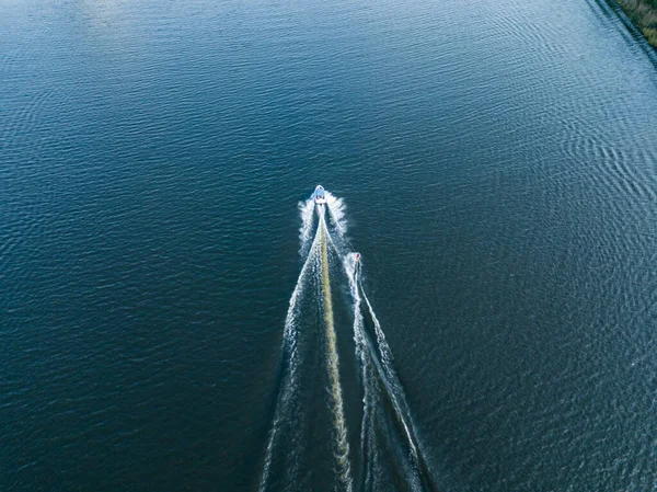 Vista Aérea Del Dron Despierta Surfeando Detrás Barco Río Soleado —  Fotos de Stock