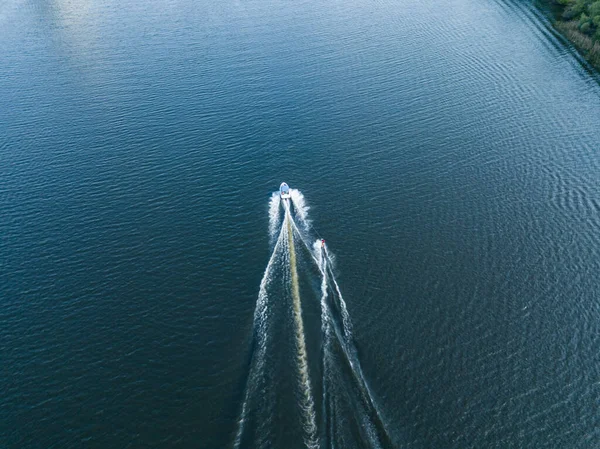 Vista Aérea Del Dron Despierta Surfeando Detrás Barco Río Soleado —  Fotos de Stock