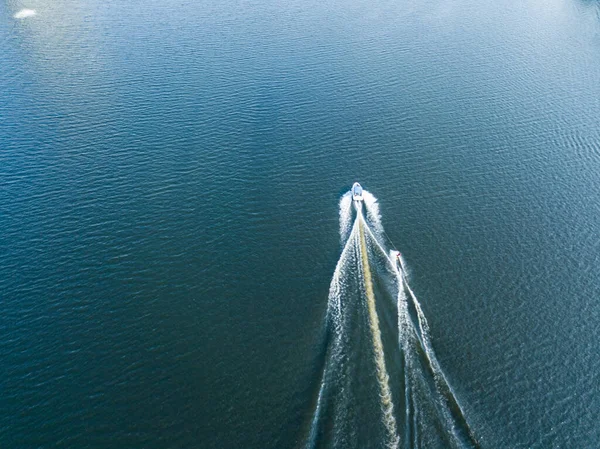 Vista Aérea Del Dron Despierta Surfeando Detrás Barco Río Soleado —  Fotos de Stock