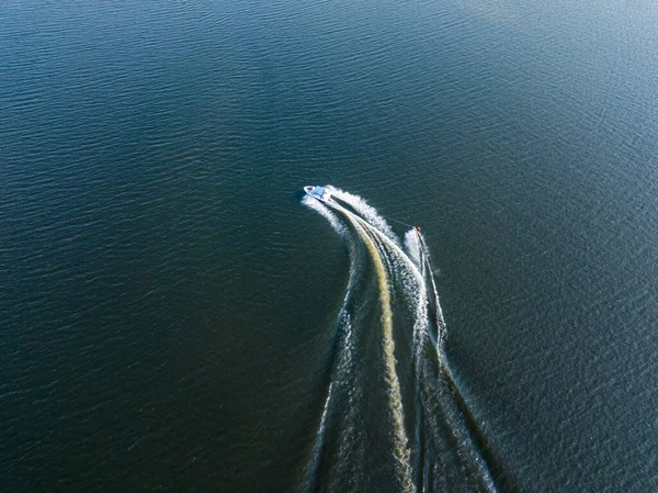 Vista Aérea Del Dron Despierta Surfeando Detrás Barco Río Soleado — Foto de Stock