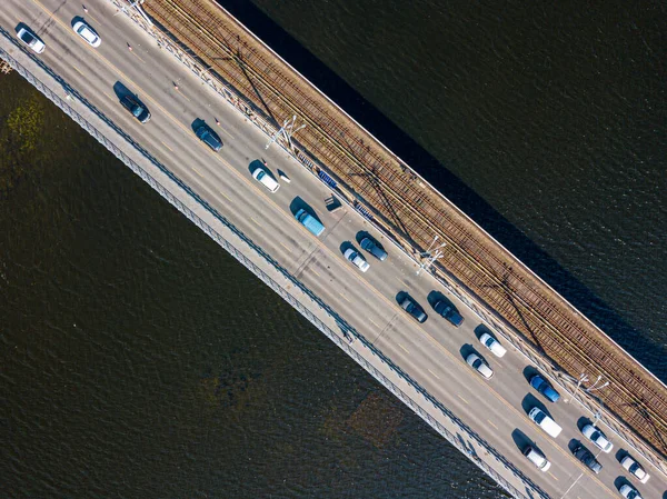 Vista Superior Del Dron Aéreo Puente Automóviles Través Del Río —  Fotos de Stock