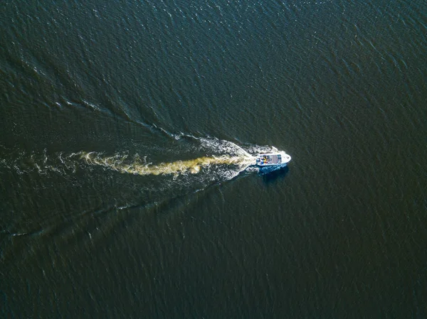 Vue Aérienne Sur Drone Bateau Moteur Longe Rivière Journée Ensoleillée — Photo