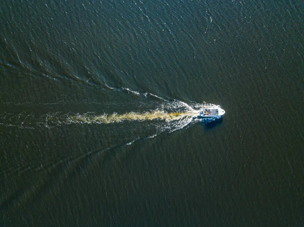 Vue Aérienne Sur Drone Bateau Moteur Longe Rivière Journée Ensoleillée — Photo