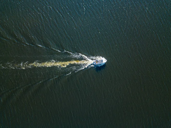 Vue Aérienne Sur Drone Bateau Moteur Longe Rivière Journée Ensoleillée — Photo