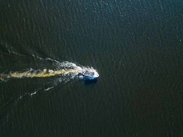 Vue Aérienne Sur Drone Bateau Moteur Longe Rivière Journée Ensoleillée — Photo