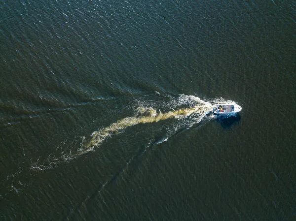 Vue Aérienne Sur Drone Bateau Moteur Longe Rivière Journée Ensoleillée — Photo