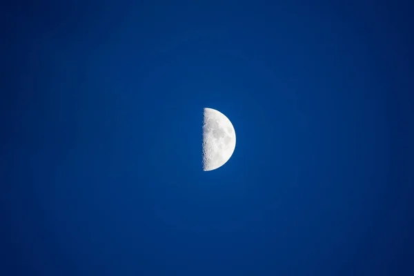 Demi Lune Dans Ciel Bleu — Photo