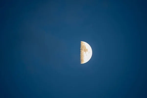 Meia Lua Céu Azul — Fotografia de Stock