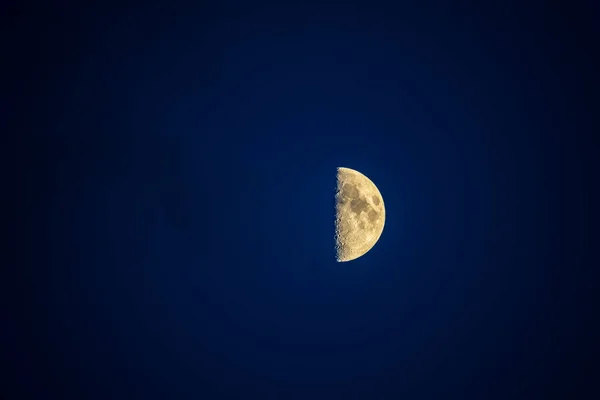 Meia Lua Céu Azul — Fotografia de Stock
