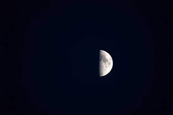 在半月形的夜空中 — 图库照片