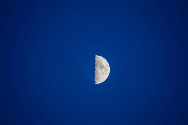 Meia Lua Céu Azul — Fotografia de Stock