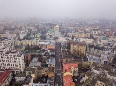 Kiev 'in merkez caddelerinin hava aracı görüntüsü. Ufuktaki Aziz Sophia Kilisesi