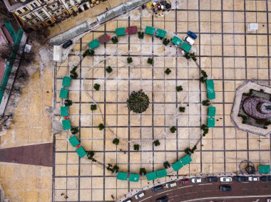 Hava aracı üst görüntüsü. Kiev şehrinin meydanında yeni yıl ağacı.