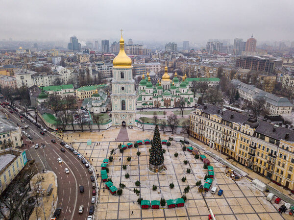 Вид с воздушного беспилотника. Софийская церковь в Киеве. Новогодняя елка на площади возле церкви.