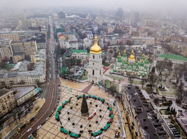 Hava aracı görüntüsü. Kiev 'deki Sophia Kilisesi. Kilisenin yanındaki meydanda yılbaşı ağacı var..