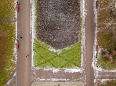 Hava aracı üst görüntüsü. Parktaki yollar ince bir kar tabakasıyla kaplı..
