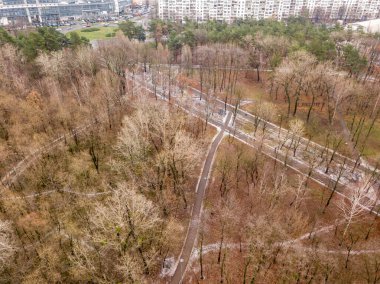 Hava aracı üst görüntüsü. Parktaki yollar ince bir kar tabakasıyla kaplı..