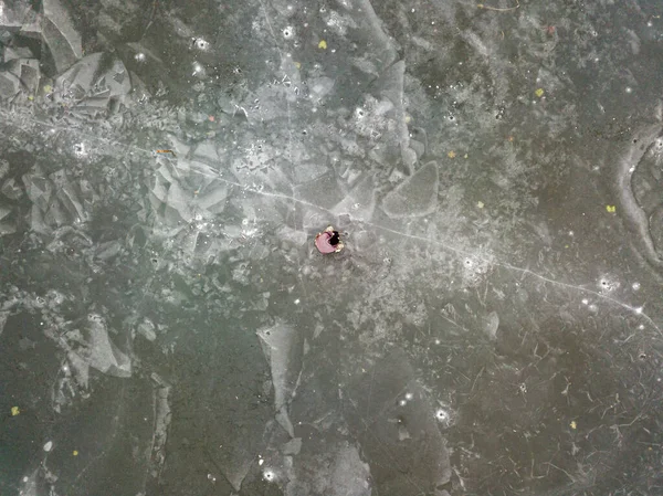 空中ドローンのトップビュー 氷の上の漁師 氷の上の霜模様 — ストック写真
