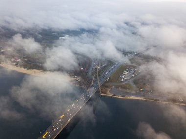 Hava aracı görüntüsü. Kuzey köprüsü Kiev 'de, sabah sisiyle örtülü..