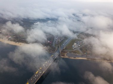 Hava aracı görüntüsü. Kuzey köprüsü Kiev 'de, sabah sisiyle örtülü..