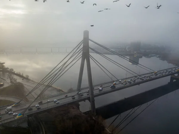 Drohnen Aus Der Luft Nordbrücke Kiew Eingehüllt Morgennebel Möwen Fliegen — Stockfoto
