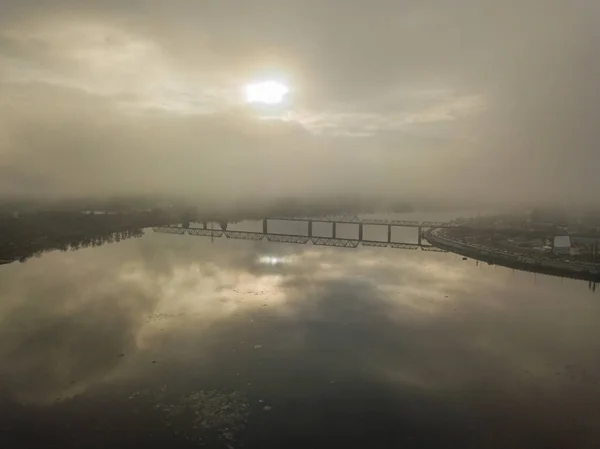 空中无人驾驶飞机视图 基辅铁路桥 笼罩在晨雾中 — 图库照片